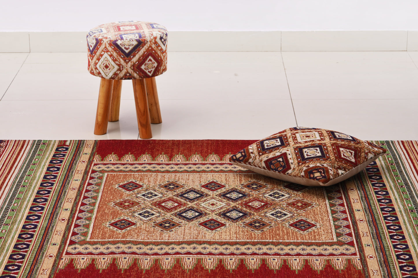 Taburete de jacquard geométrico multicolor tejido a mano con patas de madera