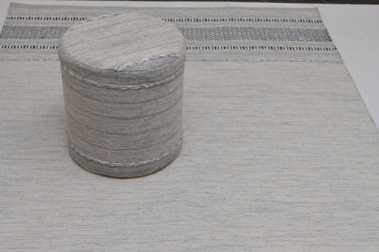 Puf kilim IC14540 gris y plateado tejido a mano