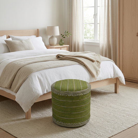 Puf verde oliva en un dormitorio neutro