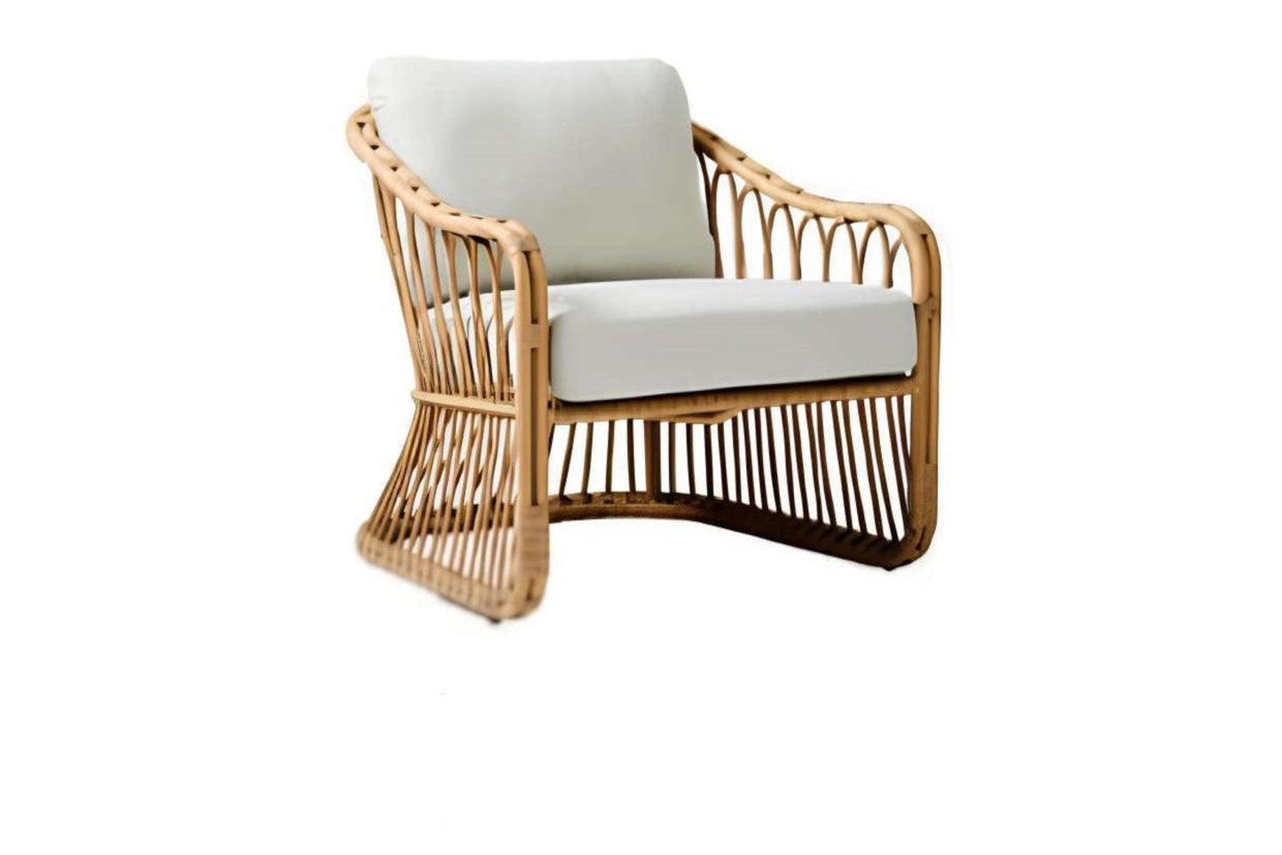 Sillón de ratán esculpido con cojines