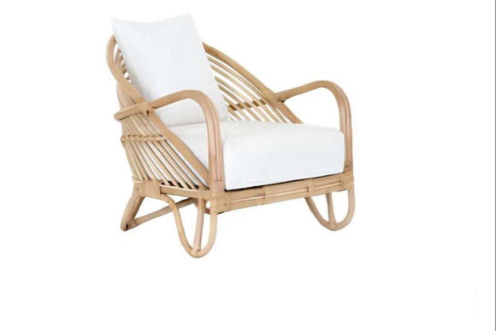 Sillón de ratán curvo con cojín blanco