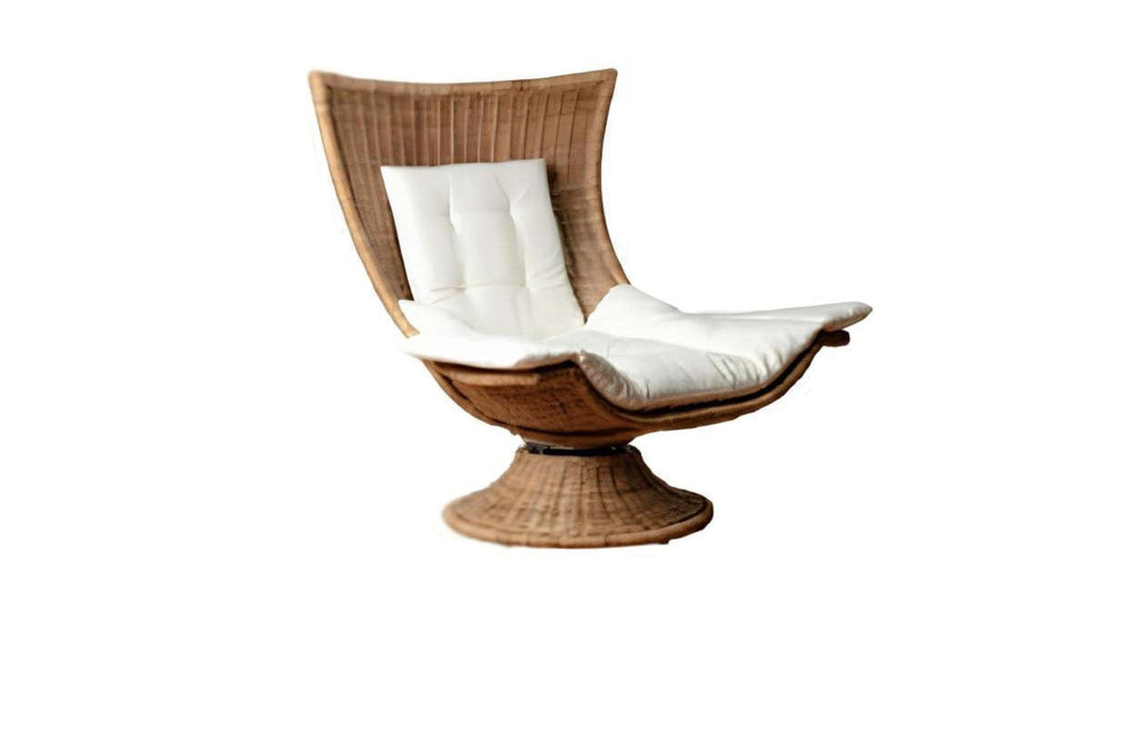 Sillón giratorio de ratán con respaldo alto y cojín