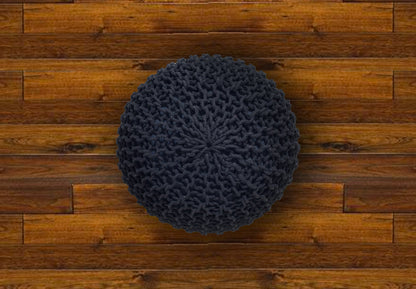 Puf Dori de algodón negro tejido a mano