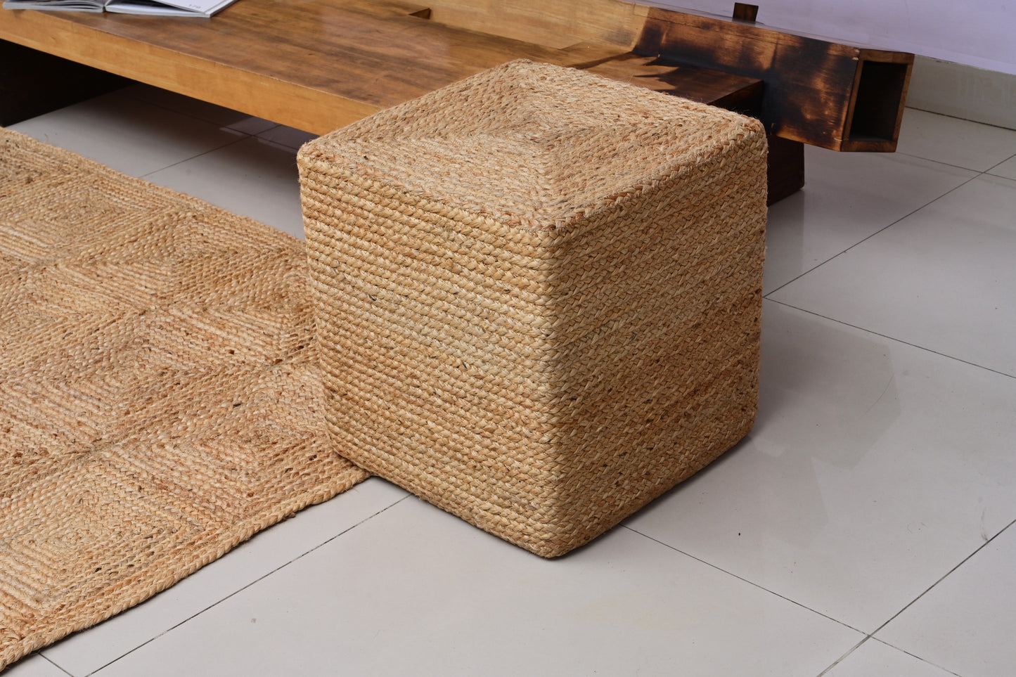 Puf cuadrado de yute natural trenzado a mano