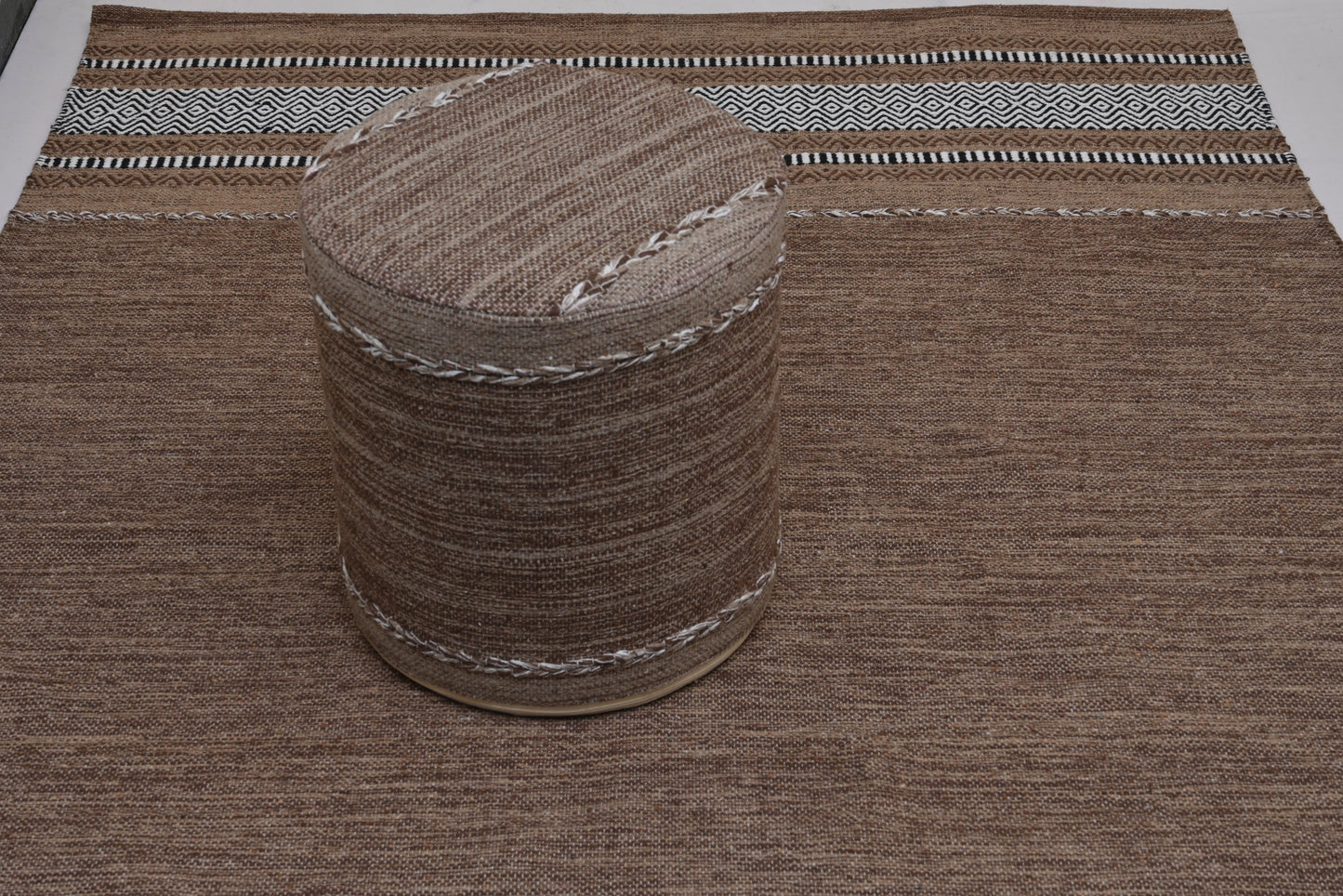 Puf Kilim de algodón tejido a mano – Marrón y tostado