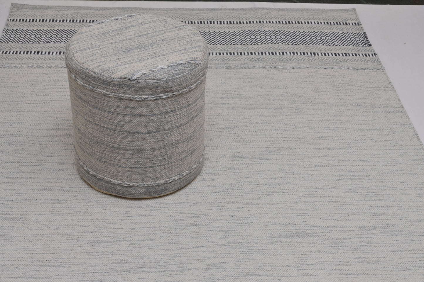 Puf Kilim de algodón tejido a mano – Gris claro