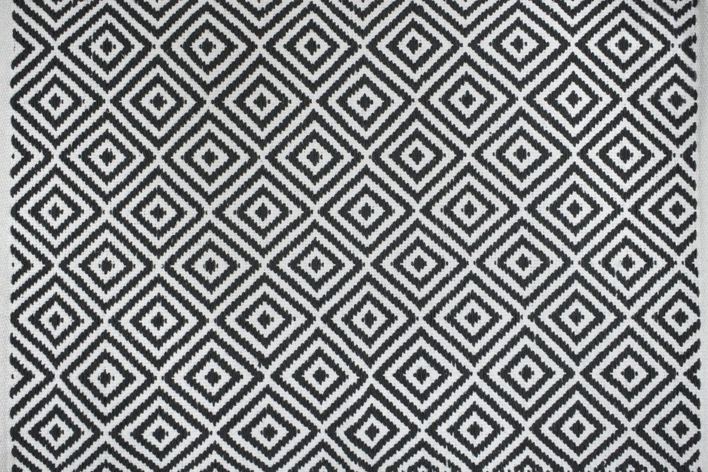 Alfombra de Algodón con Patrón de Diamante – Borde Acabado