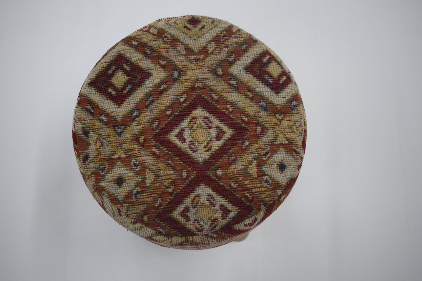 Taburete de jacquard geométrico multicolor tejido a mano con patas de madera