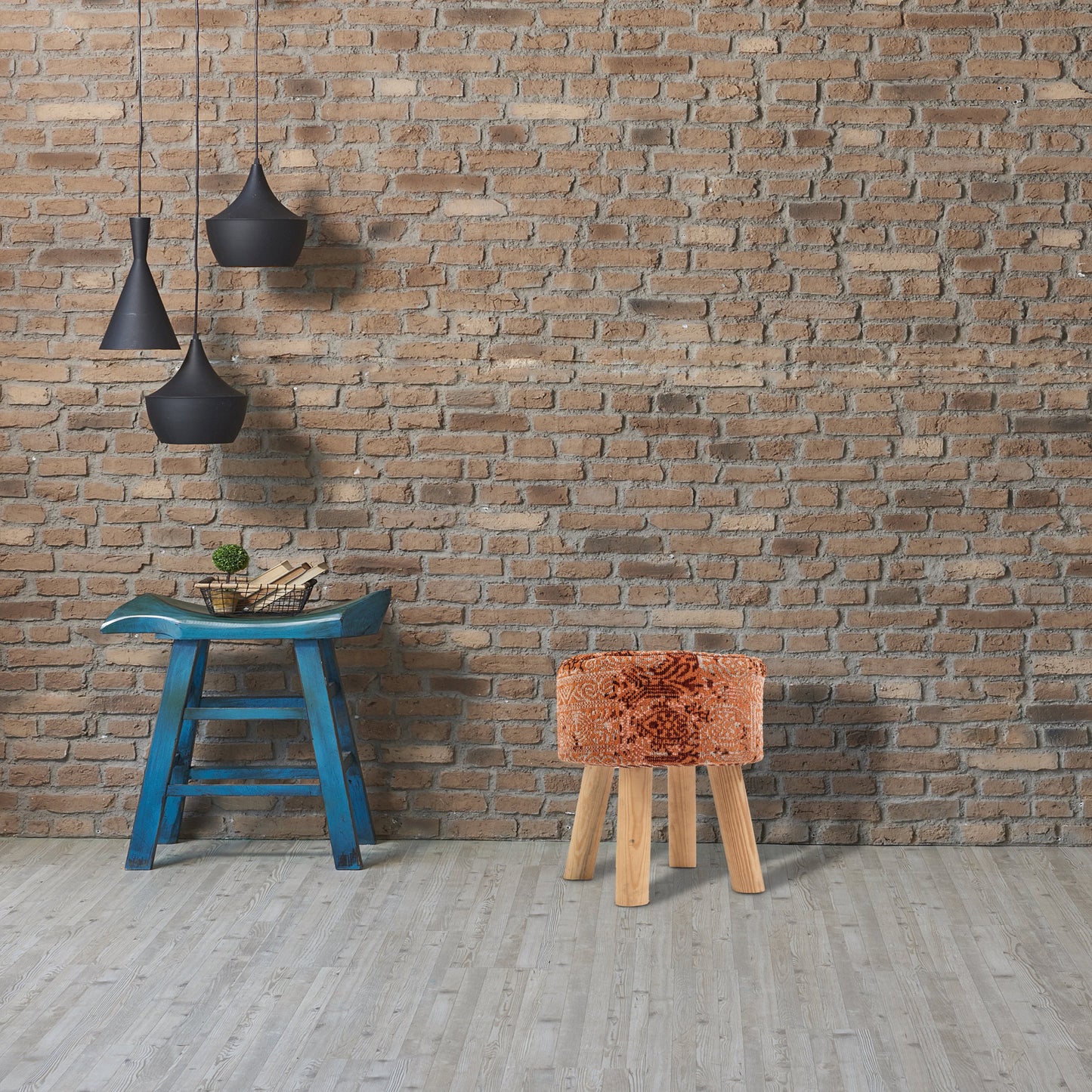 Taburete de jacquard naranja tejido a mano con patas de madera