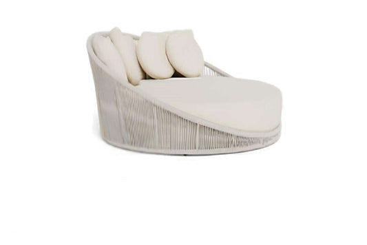 Tumbona de ratán tejido blanco con cojines