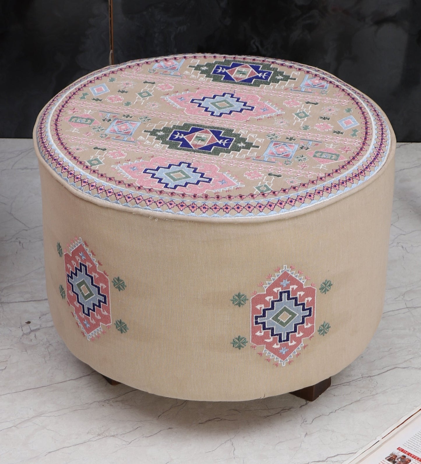 Taburete con cojín de piso y set de almohadas