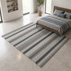 Alfombra de 280 × 365 cm junto a la cama, con rayas transversales