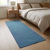 Alfombra de 60 × 180 cm junto a la cama en un dormitorio acogedor de tonos neutros