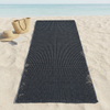 Alfombra IC9677 en una playa con sombrero, bolso y libro