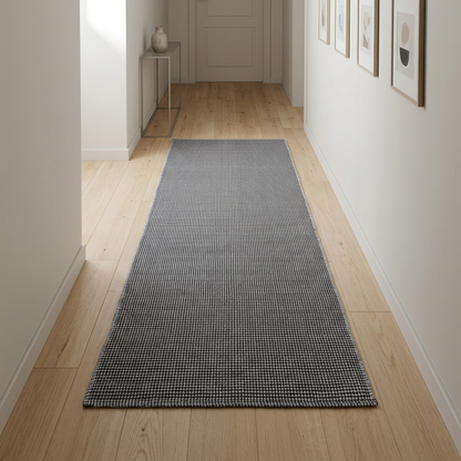Alfombra plateada centrada en un pasillo de madera clara