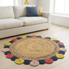 Alfombra redonda de yute en una sala luminosa