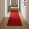 Alfombra roja centrada en un pasillo de madera clara