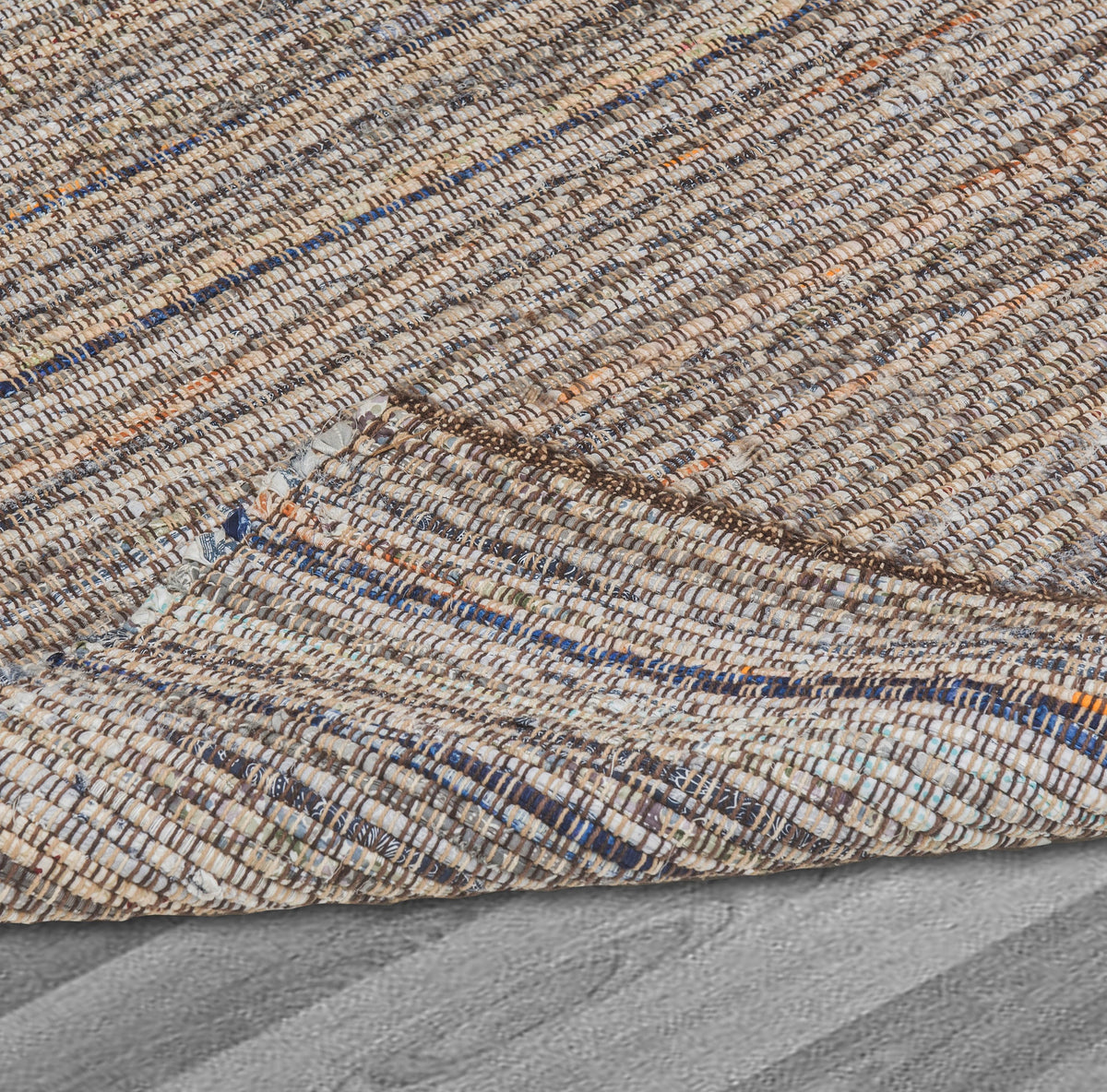 Detalle de alfombra Chindi IC14017 marrones y beige