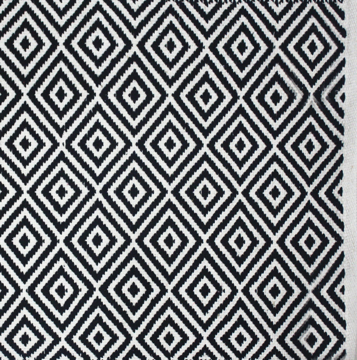 Alfombra de Algodón con Patrón de Diamante Borde Acabado IC17719 Negro