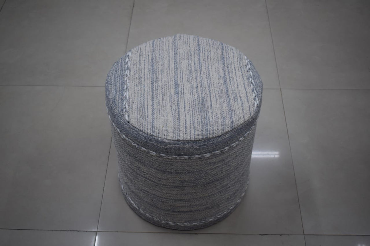 Puf kilim IC14540 gris y plateado tejido a mano