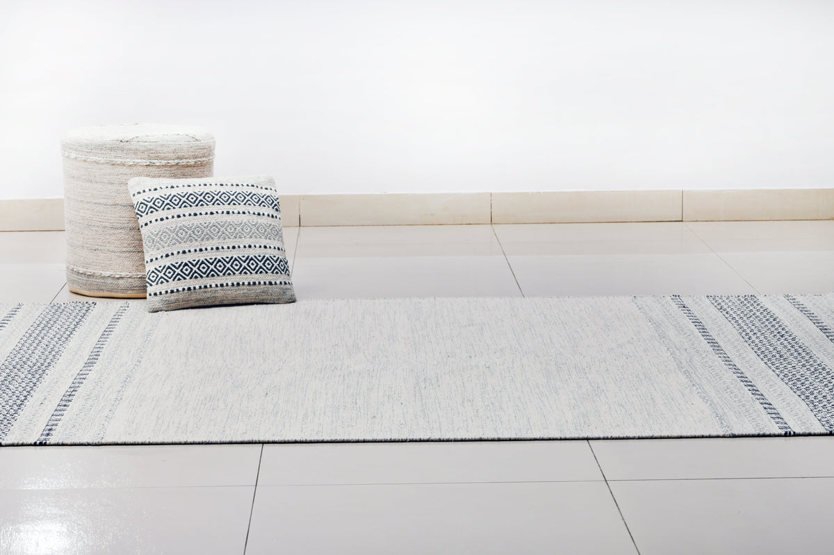 Puf kilim IC14540 gris y plateado tejido a mano