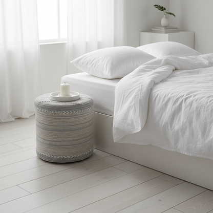 Ambientación en dormitorio blanco