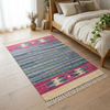 Alfombra BZ4 junto a cama de madera en dormitorio neutro