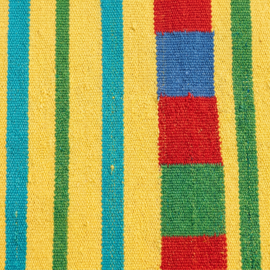 Detalle interpretado con IA del tejido multicolor de la alfombra OX4