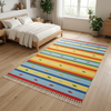 Alfombra OX3 junto a cama de madera en dormitorio neutro