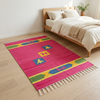 Alfombra OX6 junto a cama de madera en dormitorio neutro