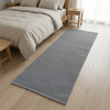Alfombra gris IC10419 de algodón junto a una cama