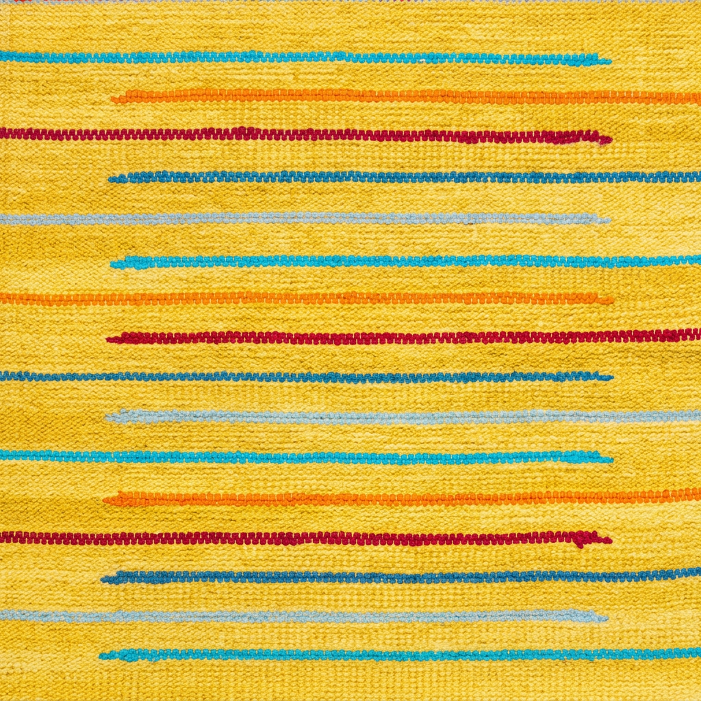 Detalle del tejido amarillo y líneas multicolores de la alfombra BZ2