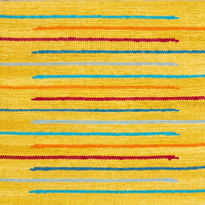 Detalle del tejido amarillo y líneas multicolores de la alfombra BZ2