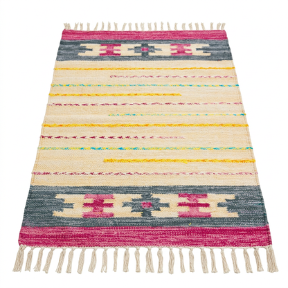 Vista frontal en perspectiva de la alfombra Kilim BZ7 sobre fondo blanco